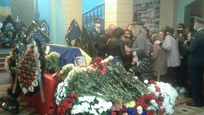 Сотні містян прийшли попрощатись із загиблим курсантом Костянтином Зибюком. Фото: Суспільне Поділля Сотні містян прийшли попрощатись із загиблим курсантом Костянтином Зибюком. Фото: Суспільне Поділля