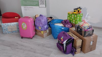 Іграшки, одяг, книжки: діти-сироти у Житомирі отримали подарунки від австрійських родин Іграшки, одяг, книжки: діти-сироти у Житомирі отримали подарунки від австрійських родин