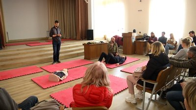 У Житомирі місцевих жителів навчають основним правилам надання першої домедичної допомоги У Житомирі місцевих жителів навчають основним правилам надання першої домедичної допомоги