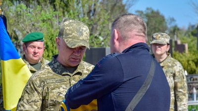 Чекали тіло два роки: у Черкасах в останню путь провели загиблого прикордонника Чекали тіло два роки: у Черкасах в останню путь провели загиблого прикордонника