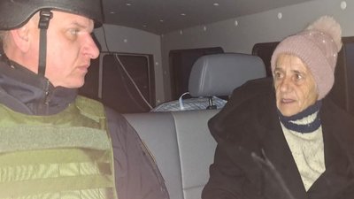 Рятувальники евакуюють людей