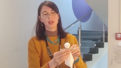 Стародавній український оберіг: житомирянка виготовляє ляльки-мотанки, сувенірні — продає та донатить на ЗСУ