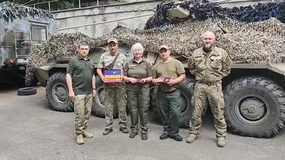 Чернігівка “Мама Таня” продає бойові нагороди, щоб зібрати гроші для потреб свого підрозділу Чернігівка “Мама Таня” продає бойові нагороди, щоб зібрати гроші для потреб свого підрозділу