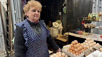 Надія Марченко, продавчиня яєць продає яйця на ринку Надія Марченко, продавчиня яєць продає яйця на ринку