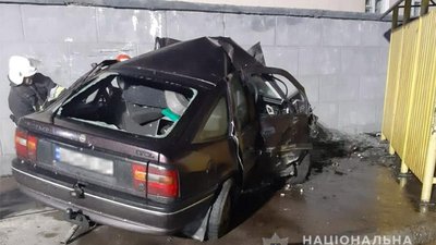 В’їхав у бетонну огорожу: на Хмельниччині у ДТП загинув 21-річний водій
