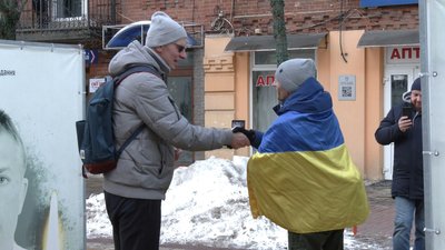 Петро Скрипка зустрів у центрі Хмельницького своїх підписників, 22 січня 2024. Фото: Суспільне Хмельницький Петро Скрипка зустрів у центрі Хмельницького своїх підписників, 22 січня 2024. Фото: Суспільне Хмельницький