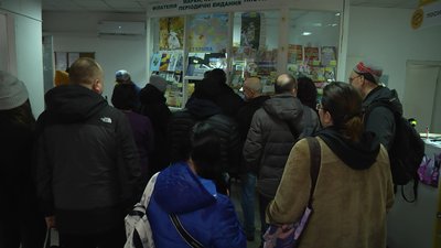 Аби придбати нову поштову марку люди стояли у чергах. Аби придбати нову поштову марку люди стояли у чергах.