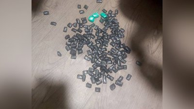 Більше сотні згортків з наркотиками виявили у мешканця готелю в Черкасах