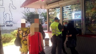 У Франківську батьки з інспекторами знайшли кіоск, в якому продали алкоголь неповнолітнім