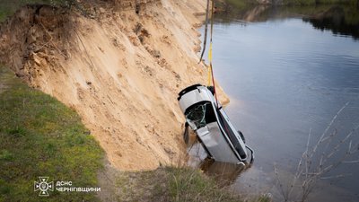 Затонуле авто, яке дістають з Десни на Чернігівщині