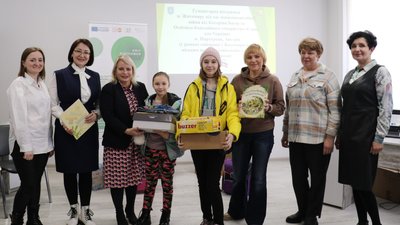 Іграшки, одяг, книжки: діти-сироти у Житомирі отримали подарунки від австрійських родин