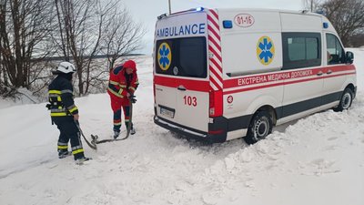 У снігових заметах на Волині застрягли швидка і рейсовий автобус У снігових заметах на Волині застрягли швидка і рейсовий автобус