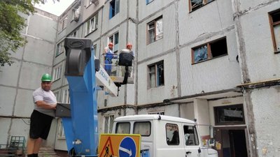Комунальники з Хмельницького відновлюють будинки Чернігова