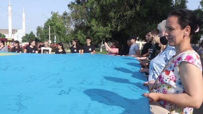 Кримськотатарський прапор, який мандрує країною, зустріли на Херсонщині Кримськотатарський прапор, який мандрує країною, зустріли на Херсонщині