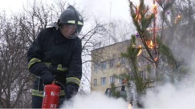 Як діяти, якщо ваша ялинка зайнялася: поради черкаських рятувальників Як діяти, якщо ваша ялинка зайнялася: поради черкаських рятувальників