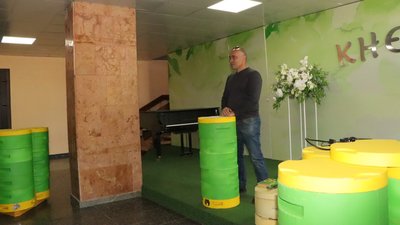 Фермер із Сумщини створив безрамковий вулик для бджіл Фермер із Сумщини створив безрамковий вулик для бджіл