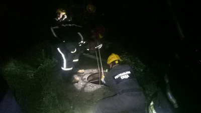 Діставали вісім рятувальників. У київському парку Бабин Яр чоловік впав у колодязь