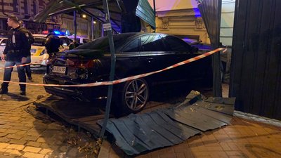 У центрі Києва автомобіль в’їхав у будинок У центрі Києва автомобіль в’їхав у будинок