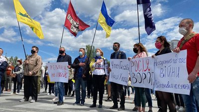 До річниці інавгурації президента Зеленського миколаївські активісти провели акцію протесту До річниці інавгурації президента Зеленського миколаївські активісти провели акцію протесту