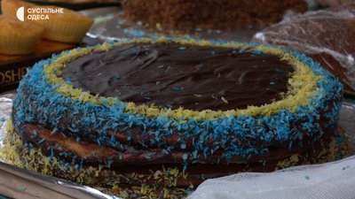Школярі з Одещини продають зроблені власноруч смаколики для допомоги військовим