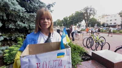 Блокпости та мініконцерти: у Прилуках діти збирають гроші на допомогу ЗСУ Блокпости та мініконцерти: у Прилуках діти збирають гроші на допомогу ЗСУ