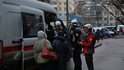 Люди спілкуються з медиками