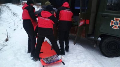 Прикарпатські рятувальники допомогли туристу з Києва, який травмувався у Карпатах