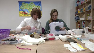 "Це іграшка-антистрес": у Рівному переселенці створюють ляльки Тільда "Це іграшка-антистрес": у Рівному переселенці створюють ляльки Тільда