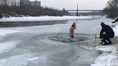 В Івано-Франківську на Бистриці Надвірнянській освятили воду В Івано-Франківську на Бистриці Надвірнянській освятили воду
