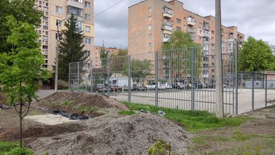 У Полтаві зупинили будівництво спортивного майданчика на вулиці Грушевського