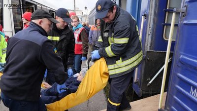Із Запоріжжя потягом евакуювали понад 50 літніх людей Із Запоріжжя потягом евакуювали понад 50 літніх людей
