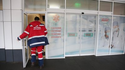 Обладнав лікарню за завищеними цінами: на Київщині викрили директора медзакладу