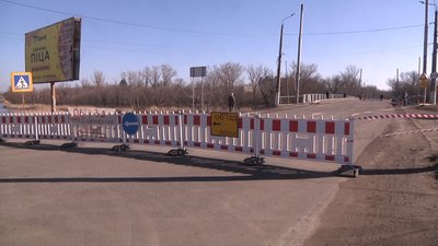 Гроші на ремонт шукають з 2017 року: у Слов’янську перекрили міст через провал на проїжджій частині Гроші на ремонт шукають з 2017 року: у Слов’янську перекрили міст через провал на проїжджій частині