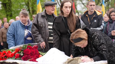 "Всі кулі взяв на себе". У Лебедині на Сумщині попрощались із міським головою Олександром Бакликовим "Всі кулі взяв на себе". У Лебедині на Сумщині попрощались із міським головою Олександром Бакликовим