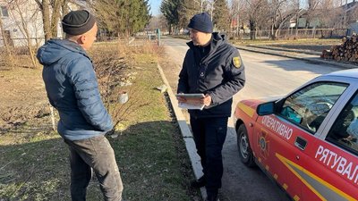 Спалюють опале листя та суху траву: на Житомирщині тривають рейди із виявлення порушників Спалюють опале листя та суху траву: на Житомирщині тривають рейди із виявлення порушників