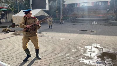 З гарматами та кулеметами. У Франківську відтворили події депортації З гарматами та кулеметами. У Франківську відтворили події депортації