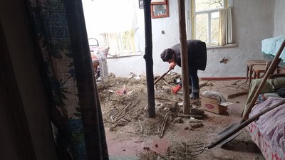 Через обстріл зі сторони РФ у Писарівці на Сумщині пошкоджені домівки мирних жителів: що розповідають люди Через обстріл зі сторони РФ у Писарівці на Сумщині пошкоджені домівки мирних жителів: що розповідають люди