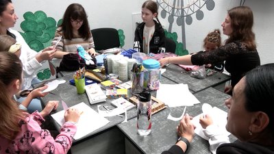Kirby Wirby: юна переселенка провела у Рівному майстерклас з пошиття м'яких іграшок