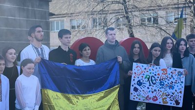 Вінницькі школярі привітали оборонців з 10-річчям з дня створення Національної гвардії України Вінницькі школярі привітали оборонців з 10-річчям з дня створення Національної гвардії України