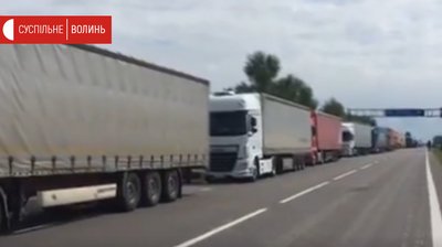 На Волинській митниці вантажівки другий день стоять у черзі