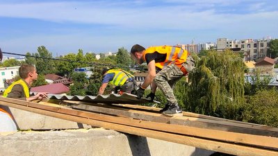 Добровольці з Одещини допомагають миколаївцям ремонтувати пошкоджені обстрілами дахи