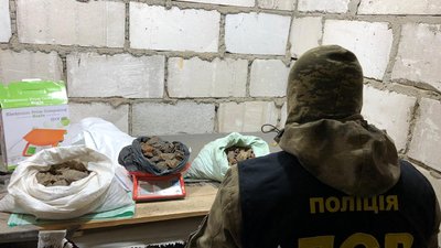 На Рівненщині у 18-ти обшуках вилучили бурштину на 30 тисяч доларів
