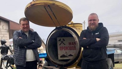 Дніпровський музей передав два транспортних засоби на потребу військовим Дніпровський музей передав два транспортних засоби на потребу військовим