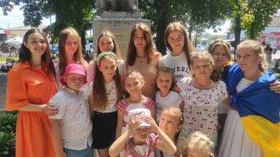 "Дитячий батальйон бандерівці": співаючи, діти з Волині зібрали гроші на антидрон для військових