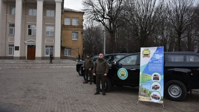 Містам та громадам на Донеччині вручили нову комунальну техніку Містам та громадам на Донеччині вручили нову комунальну техніку