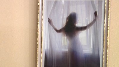 "Пошук світла у темряві" – 37 світлин про випадкове презентувала житомирянам художниця