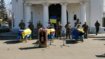 "Загинули під час відбиття російської збройної агресії": у Полтаві попрощалися із трьома воїнами "Загинули під час відбиття російської збройної агресії": у Полтаві попрощалися із трьома воїнами