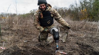 Сапер зведеного загону Нацполіції Андрій Ільків працює з протезом ноги на Хаківщині Сапер зведеного загону Нацполіції Андрій Ільків працює з протезом ноги на Хаківщині