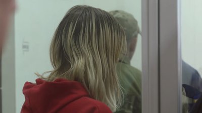 Підозрювана у справі вбивства родини киян на Чернігівщині у залі суду Підозрювана у справі вбивства родини киян на Чернігівщині у залі суду
