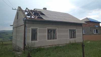 У селі на Буковині вітер зірвав дах зі школи та житлових будинків У селі на Буковині вітер зірвав дах зі школи та житлових будинків